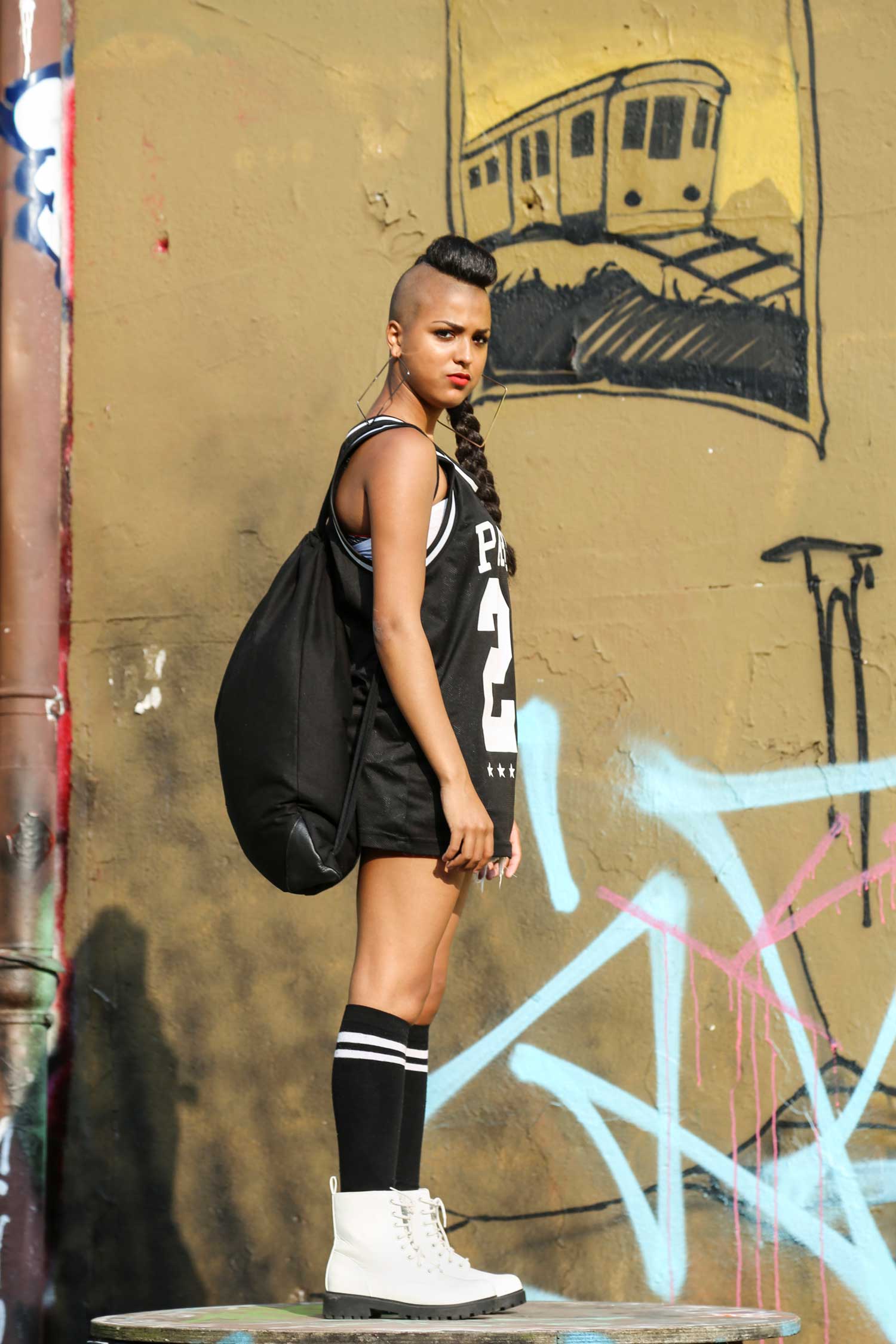 Werbefoto, Modefotografie, Frau mit Rucksack